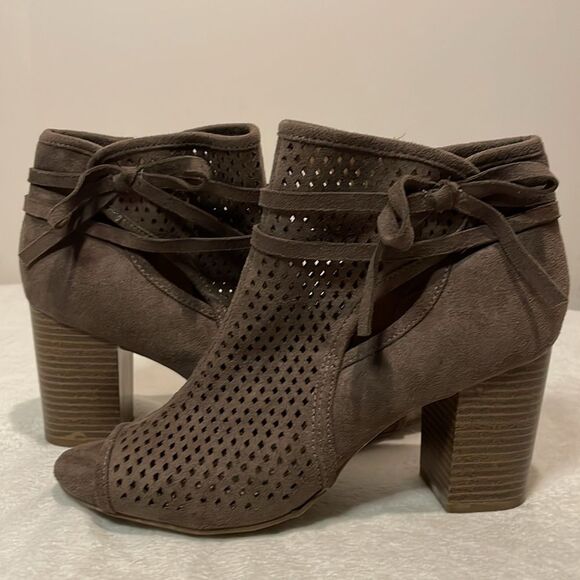 Altar’d State- “Hanover” Neutral Peep Toe Zip Perforated Booties- Size 8.5 - Picture 1 of 11
